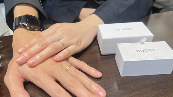 ノクルの結婚指輪を着けたカップルの手元