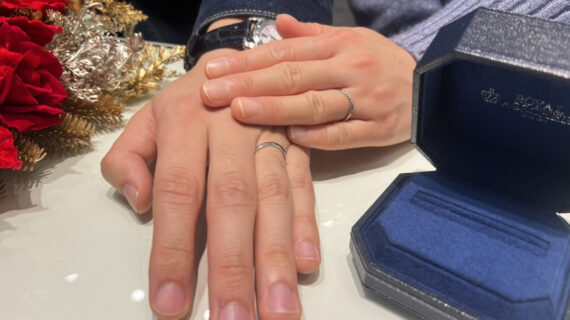 ロイヤル・アッシャーの結婚指輪を着けたカップルの手元