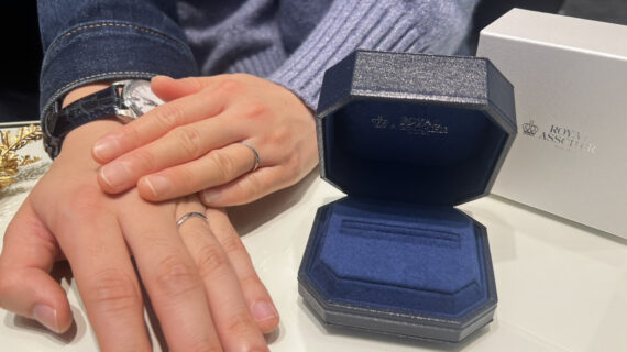 ロイヤル・アッシャーの結婚指輪を着けたカップルの手元