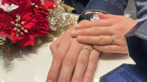 ロイヤル・アッシャーの結婚指輪を着けたカップルの手元