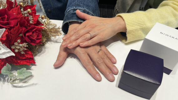 NIWAKA（ニワカ）の結婚指輪を着けたカップルの手元
