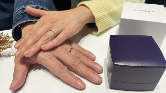 NIWAKA（ニワカ）の結婚指輪を着けたカップルの手元
