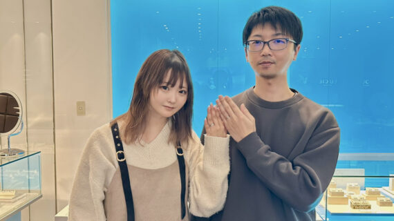 サムシングブルーの結婚指輪をつけたカップル