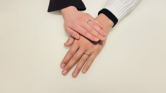 NIWAKAの結婚指輪をつけたカップル