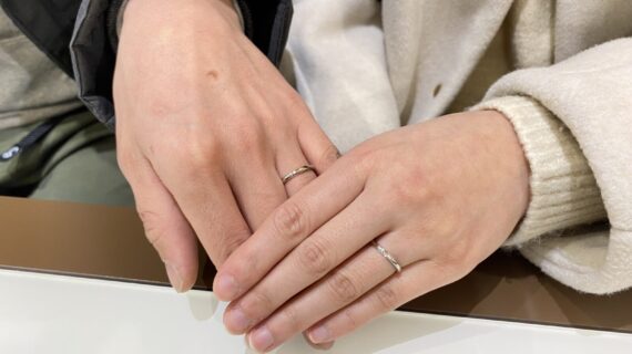 ニワカの結婚指輪をつけているカップル