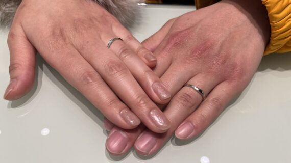 ディズニーシンデレラシリーズのご結婚指輪を身に付けるカップルの手元