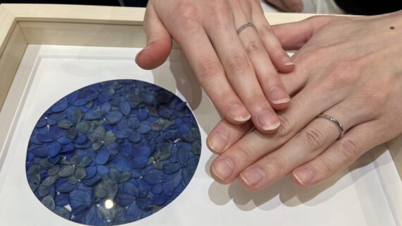 ニワカの遥風を身に付けるカップルの手元