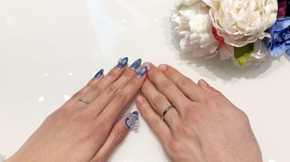 ロイヤルアッシャーの結婚指輪を着けたカップル