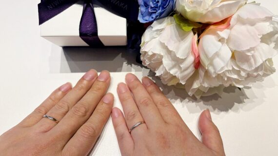 ニワカの結婚指輪を着けたカップル