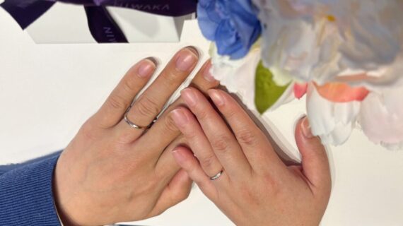 ニワカの結婚指輪を着けたカップル