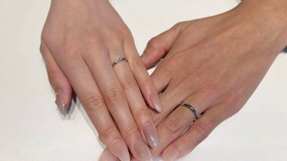 ニワカの結婚指輪を着けたカップル