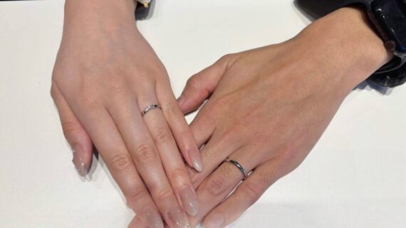 ニワカの結婚指輪を着けたカップル