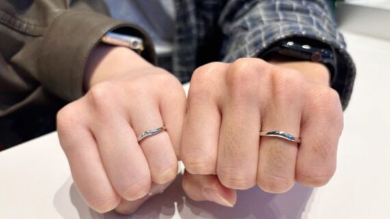 ニワカの結婚指輪を着けたカップル
