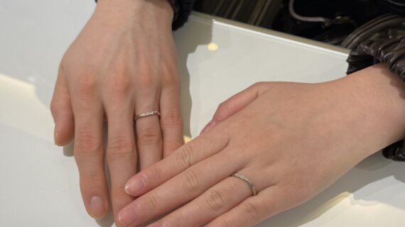 ロイヤル・アッシャーの結婚指輪を着用したカップル