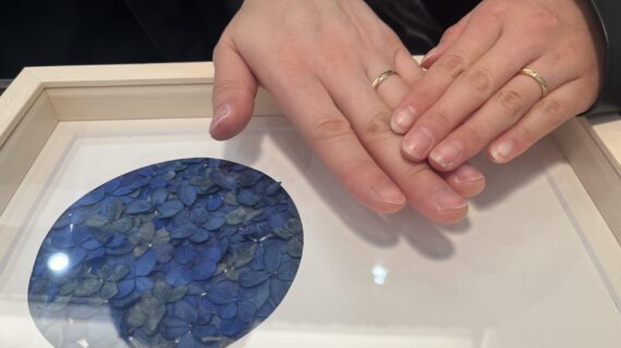 ロイヤル・アッシャーの結婚指輪を着けた夫婦