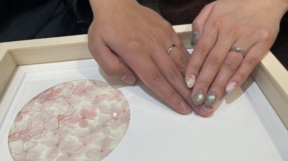 NIWAKAの結婚指輪を着けたカップル