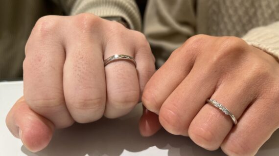 ラザールダイヤモンドの結婚指輪を着けたカップル