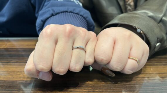 ニワカの結婚指輪を着けた夫婦