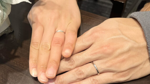 NIWAKAの結婚指輪を着けたカップル