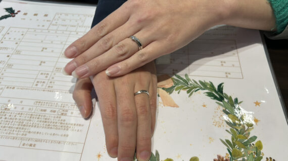 サムシングブルーの結婚指輪を着けたカップル