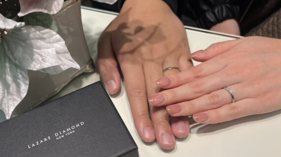 ラザールダイヤモンドの結婚指輪を着けたカップル