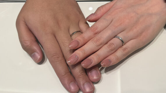 ラザールダイヤモンドの結婚指輪を着けたカップル