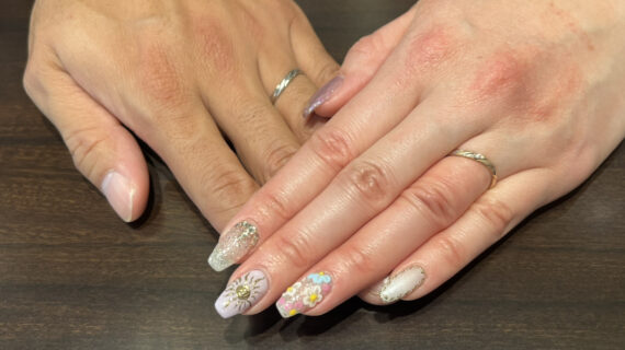 ディズニーラプンツェルの結婚指輪を着けたカップル