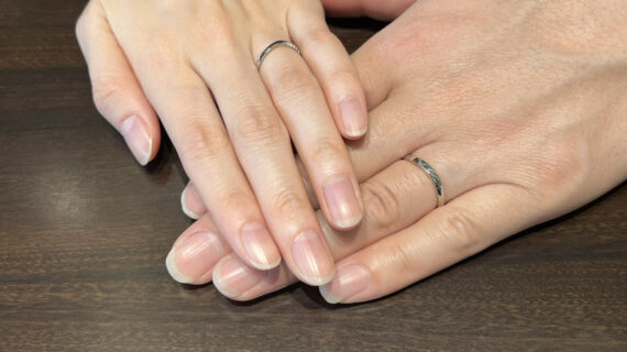 NIWAKAの結婚指輪を着けたカップル