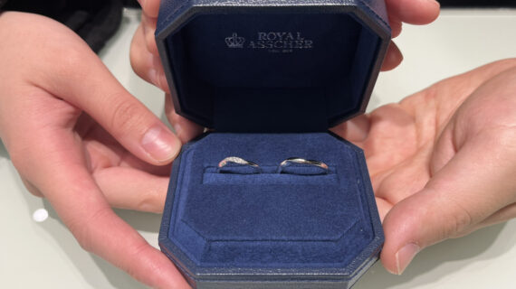 ロイヤル・アッシャーの結婚指輪のケースを持つカップル