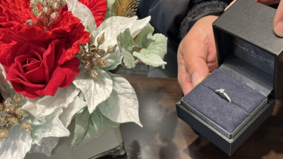 ラザールダイヤモンドの婚約指輪のケースを持つ男性