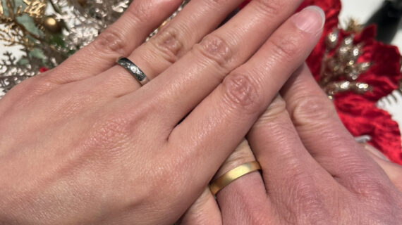 ロイヤル・アッシャーの結婚指輪を着けたご夫婦