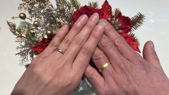 ロイヤル・アッシャーの結婚指輪を着けたご夫婦