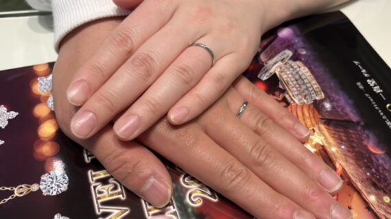 ディズニー美女と野獣の結婚指輪を着けた男女の手元