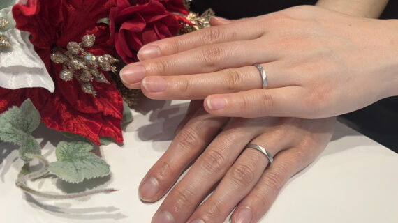 サムシングブルーの結婚指輪を着けた男女の手元