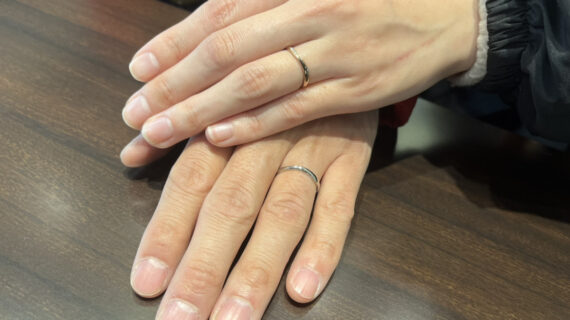 NIWAKA(ニワカ)の結婚指輪の雪芽吹きを身につけた男女の手元