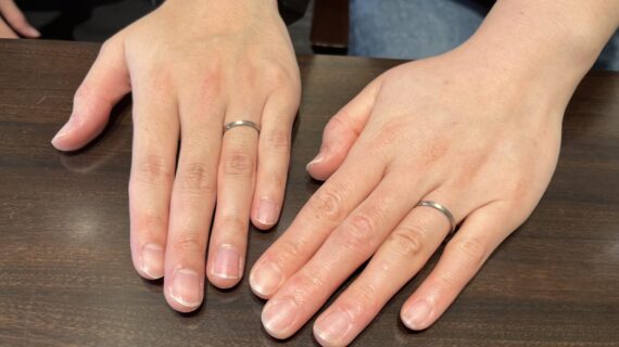 NIWAKA(ニワカ)の結婚指輪を着けた男女の手元