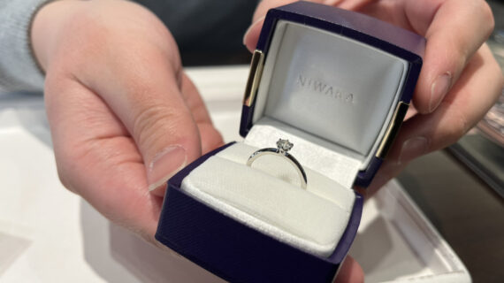 NIWAKA(ニワカ)の婚約指輪を持った男性の手元