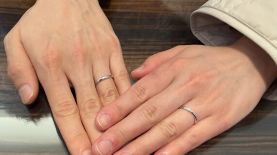 ニワカの結婚指輪をつけているカップル