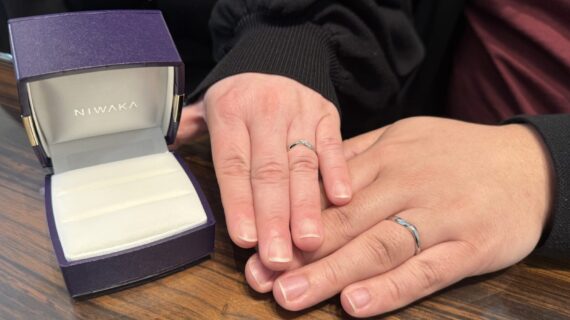 ニワカの結婚指輪をつけているカップル