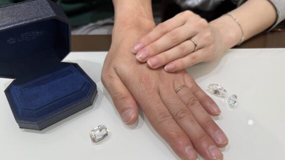 ロイヤルアッシャーの結婚指輪をつけているカップル