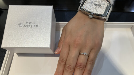 ロイヤルアッシャーダイヤモンドの婚約指輪を着けたカップル