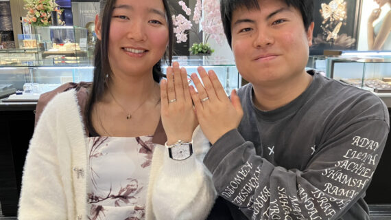 杢目金屋の結婚指輪を着けたカップル