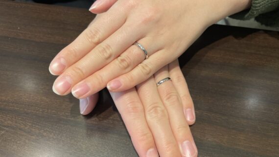 アイスブルーレーベルの結婚指輪をつけているカップルの写真