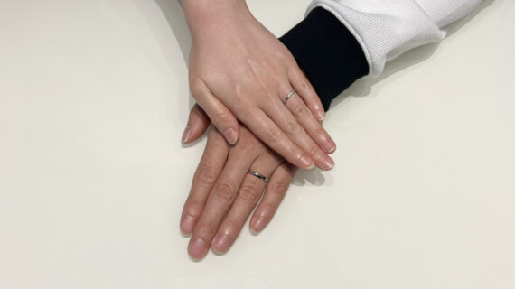 NIWAKAの結婚指輪を着けたカップル