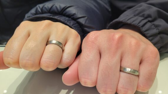 NIWAKA（ニワカ）の結婚指輪を着けたカップルの手元