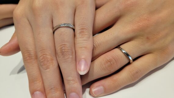 ロイヤル・アッシャーの結婚指輪を着けたカップルの手元