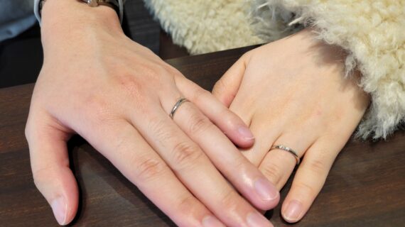 ニワカの結婚指輪を着けたカップルの手元