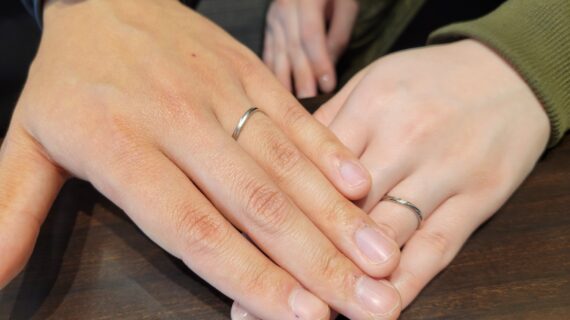 ルシエの結婚指輪を着けたカップルの手元