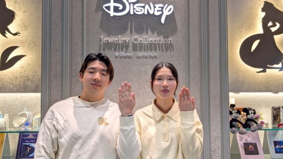 美女と野獣の結婚指輪をつけたカップル