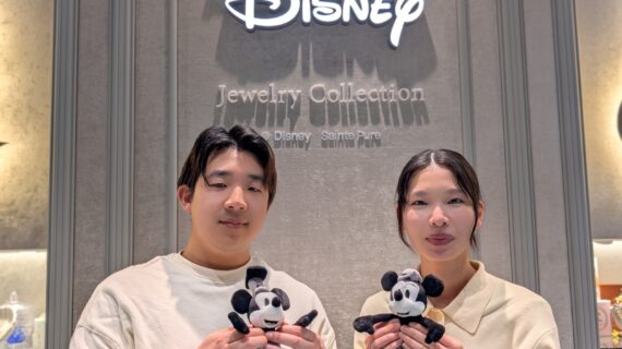 美女と野獣の結婚指輪をつけたカップル